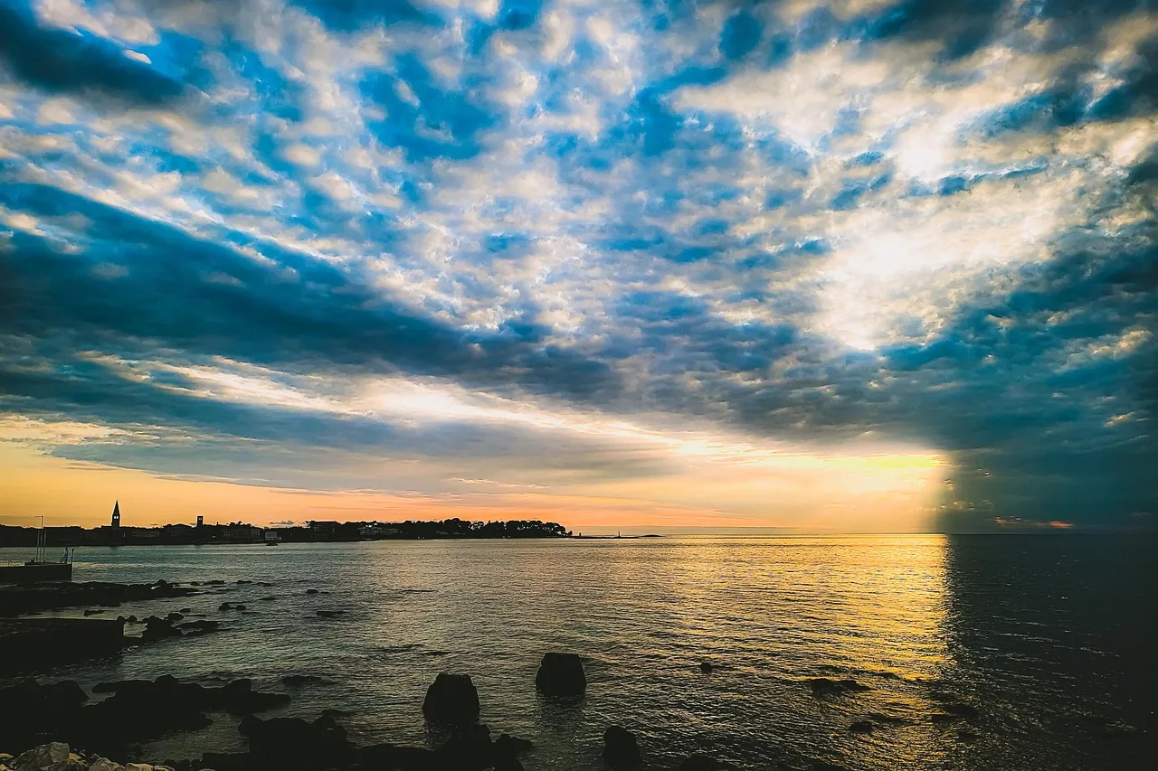 Chaude lumière du soir sur la mer