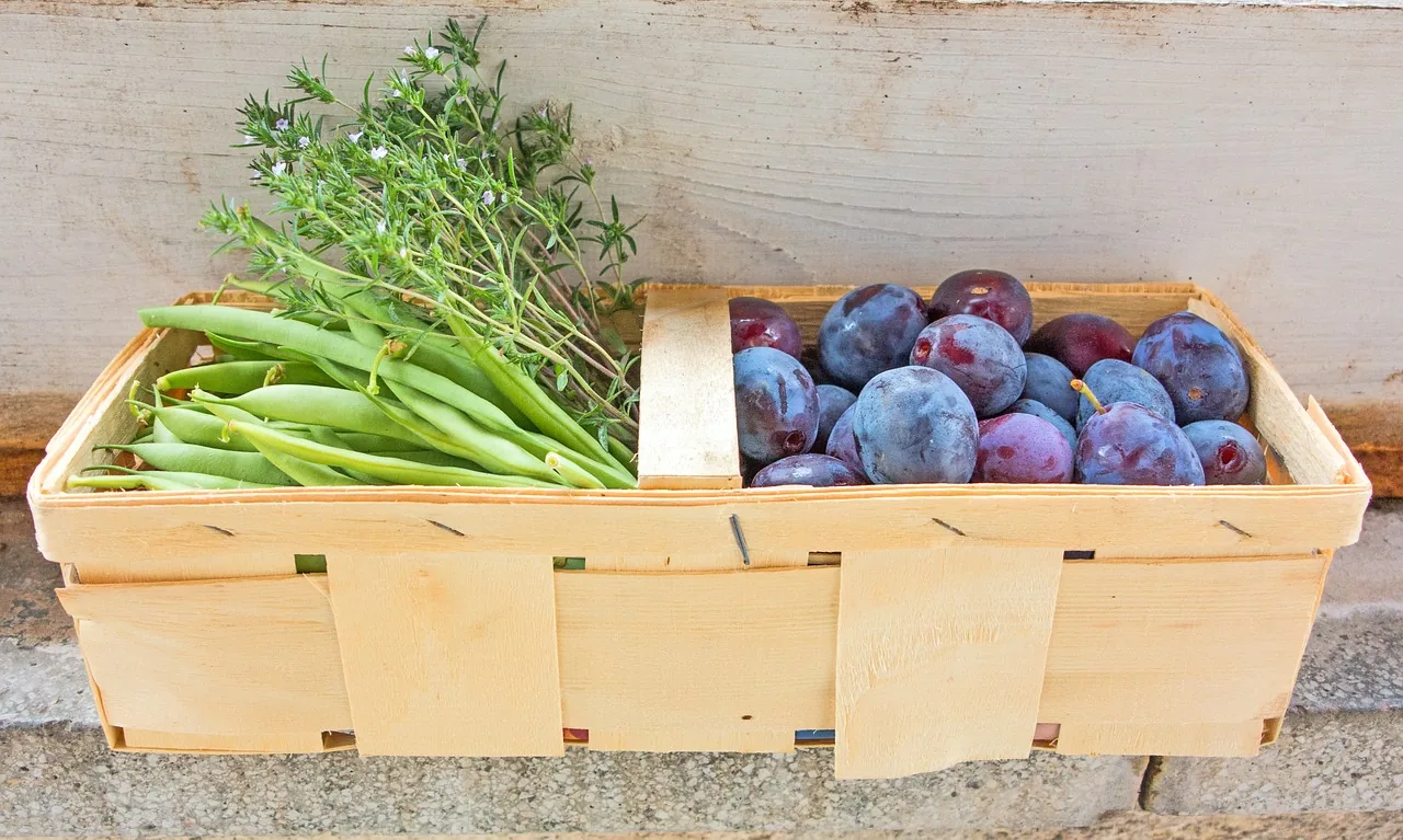 Panier de légumes et de fruits frais