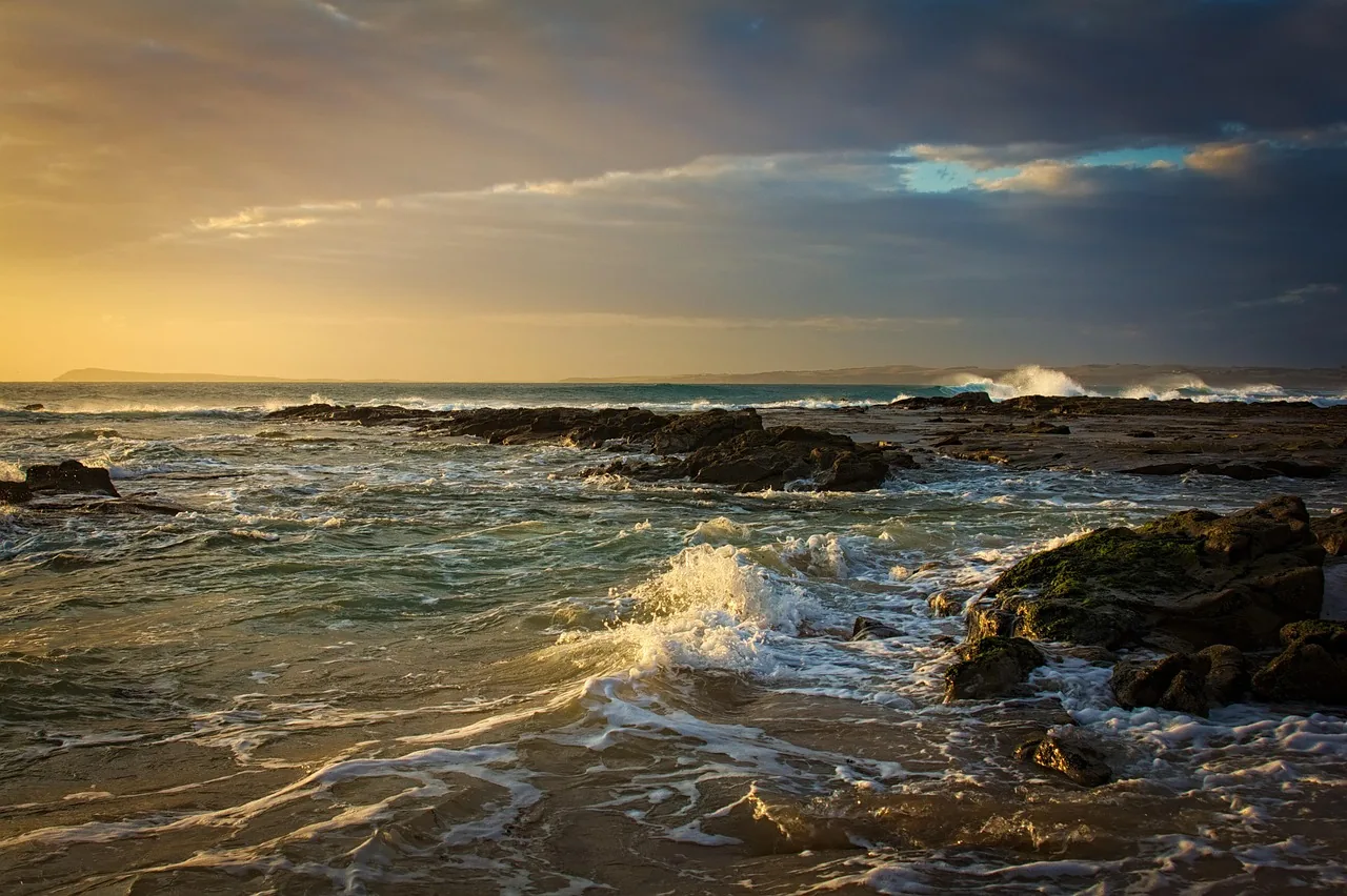 Vagues qui se brisent sur les rochers dans la lumière du soir