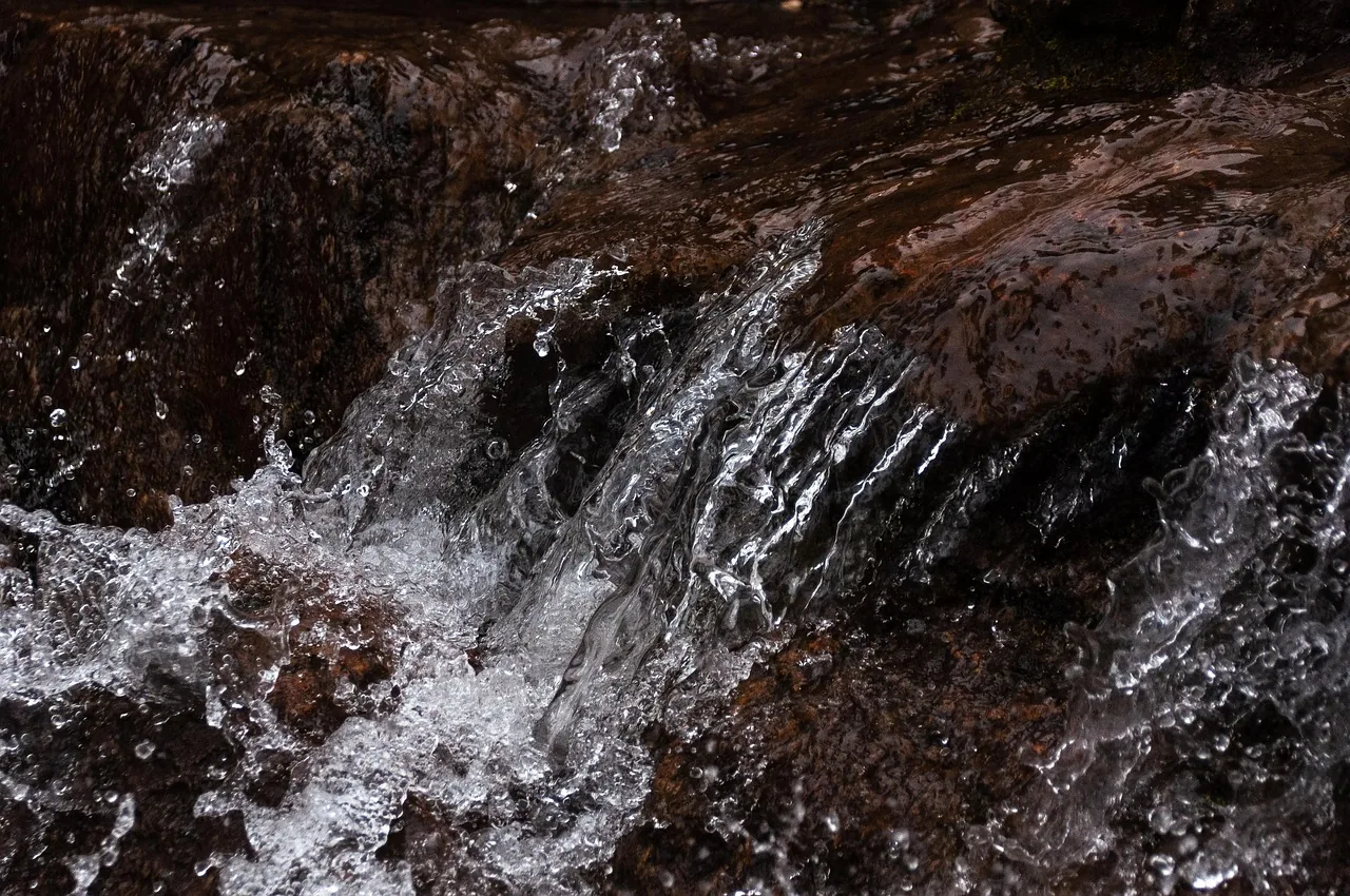 L'eau coule sur les rochers