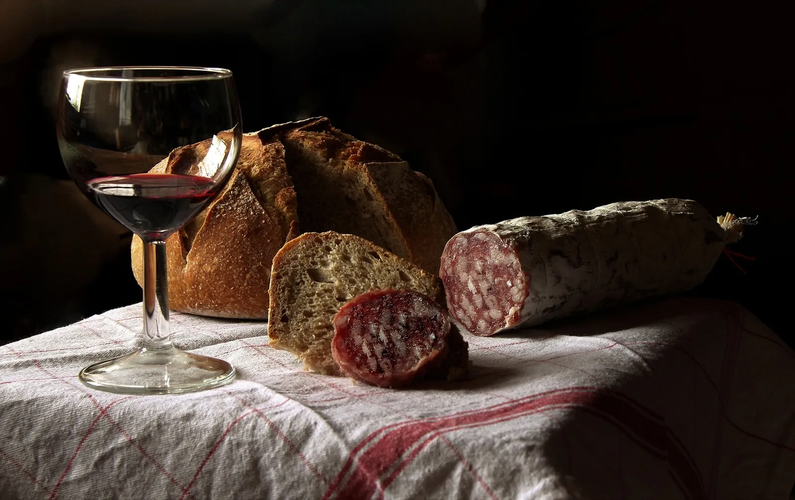 Gedeckter Tisch mit Brot und Wein