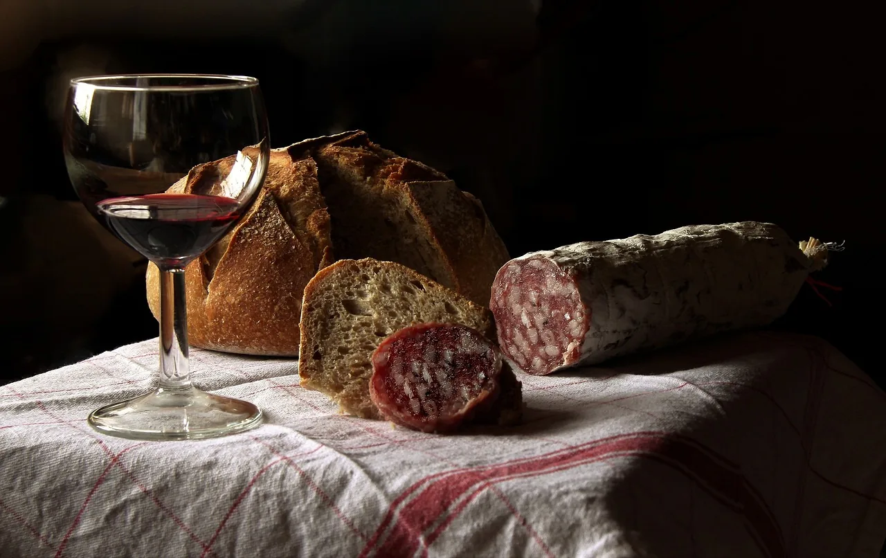 Du pain et du vin sur une table