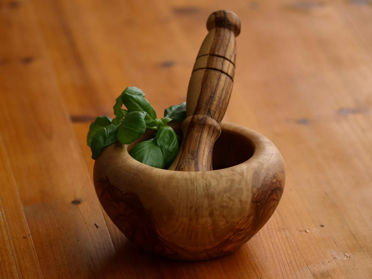 Mortier et pilon avec des herbes
