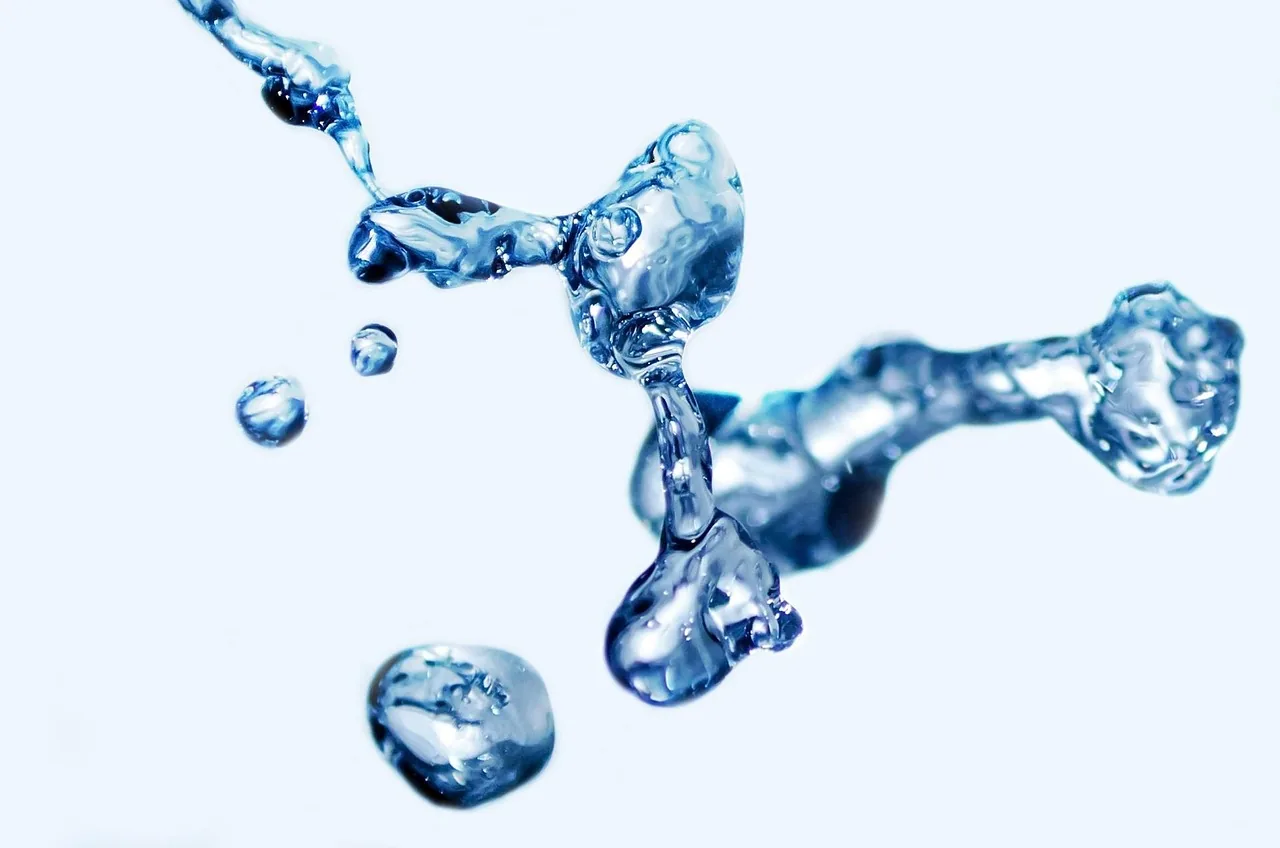 De l'eau claire qui éclabousse