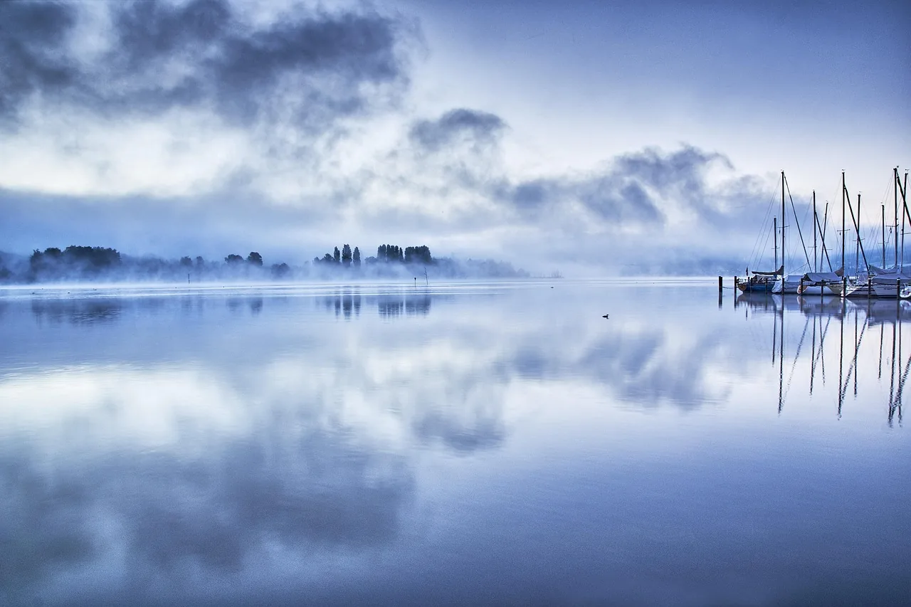Lac paisible avec un reflet dans la brume du matin