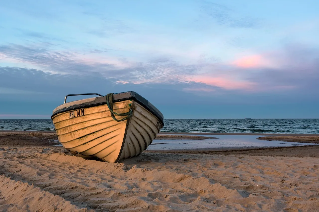 Une barque sur une plage calme au crépuscule