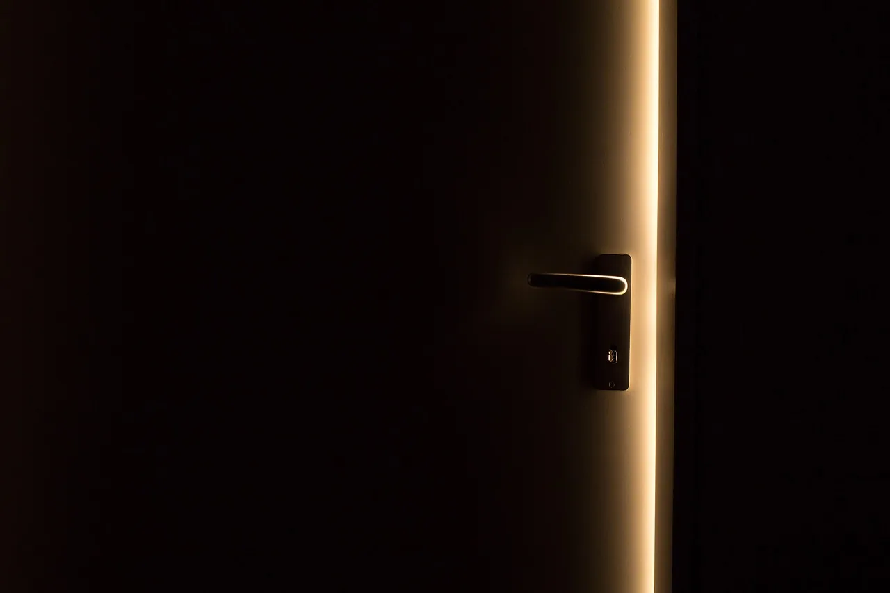 Une porte entrouverte avec une lumière chaude