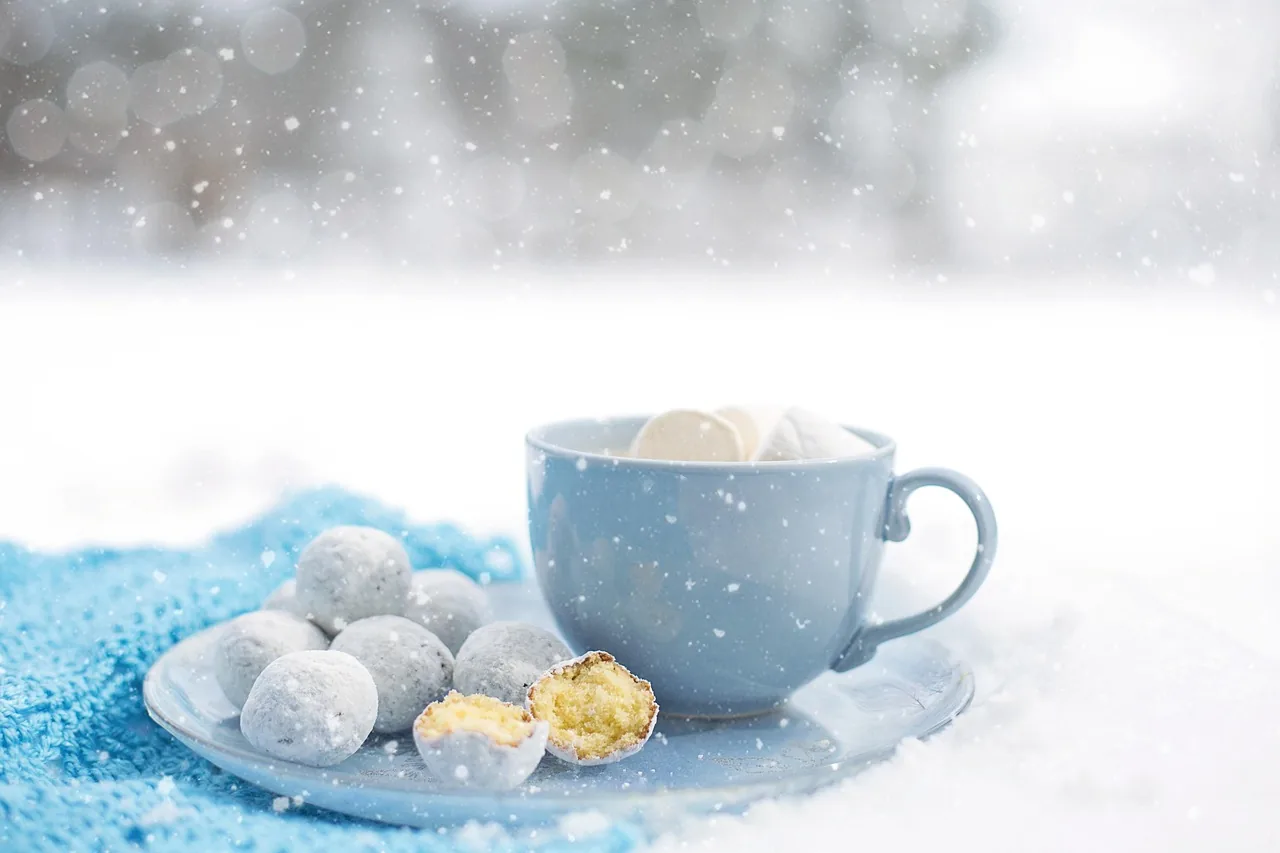 Une tasse chaude et des biscuits, une maison accueillante