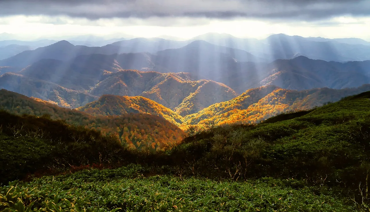 Rayons de soleil au-dessus des montagnes